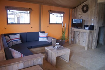 Glampingunterkunft: Wohnzimmer - Strandlodges für 6 Personen auf Strandpark de Zeeuwse Kust