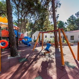 Glampingunterkunft: Kinderspielplatz - Luxuriöse Mobilheime Typ Freed-Home auf Camping Cikat