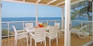 Luxuscamping - Kroatien - Tisch und Stühle für 6 Personen auf der Terrasse + 2 Liegestühle
 - Mobilheime Typ C auf Camping Cikat