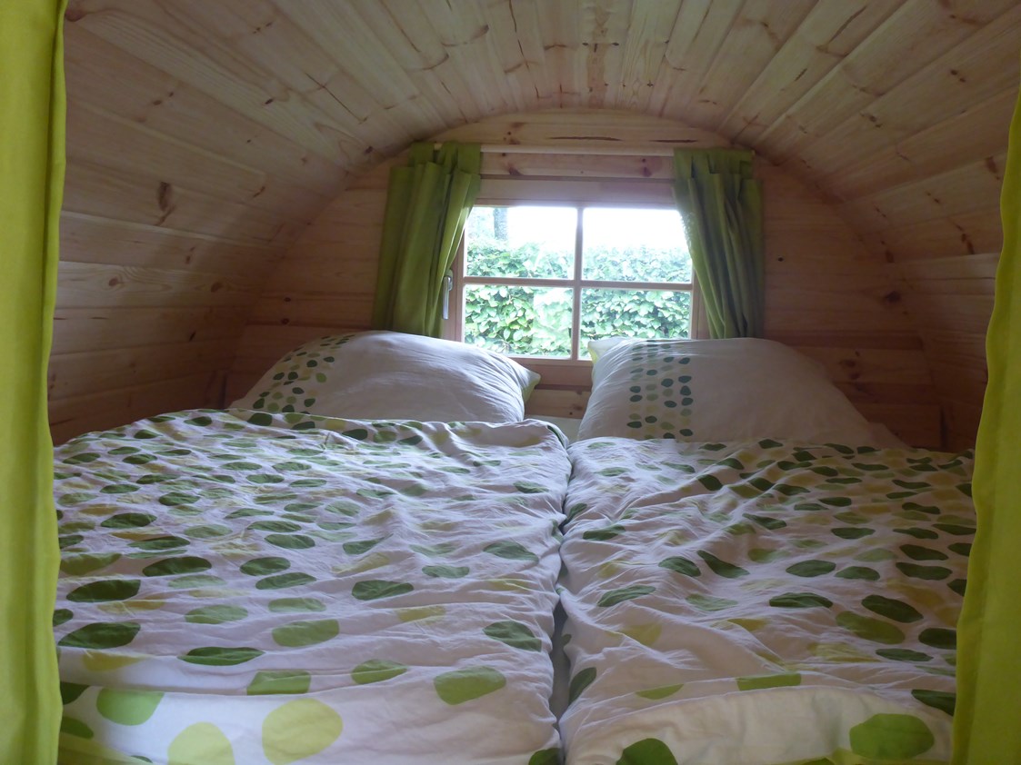 Glampingunterkunft: Innenansicht - das 2x2 m breite Bett - Schlaffass Camping Hümmlinger Land