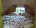 Glampingunterkunft: Innenansicht - das 2x2 m breite Bett - Schlaffass Camping Hümmlinger Land