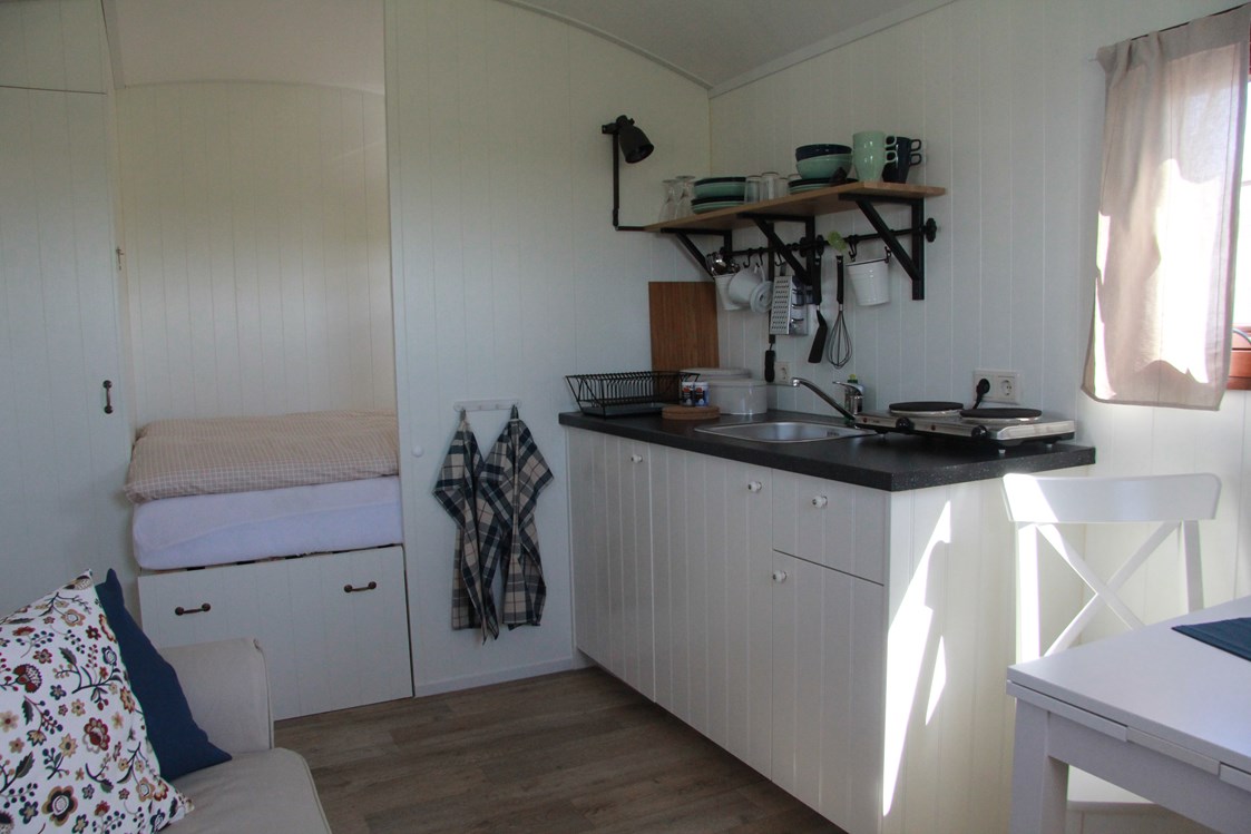 Glampingunterkunft: Die  kleine Küchenzeile - Pipowagen auf dem Campingplatz am Nordseestrand in Dornumersiel