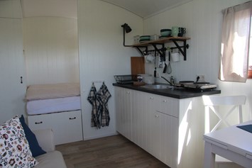 Glampingunterkunft: Die  kleine Küchenzeile - Pipowagen auf dem Campingplatz am Nordseestrand in Dornumersiel