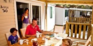 Luxuscamping - Suncamp holidays - Aspen Mobilheim mit Veranda - SunLodge Aspen von Suncamp auf Camping Resort Lanterna