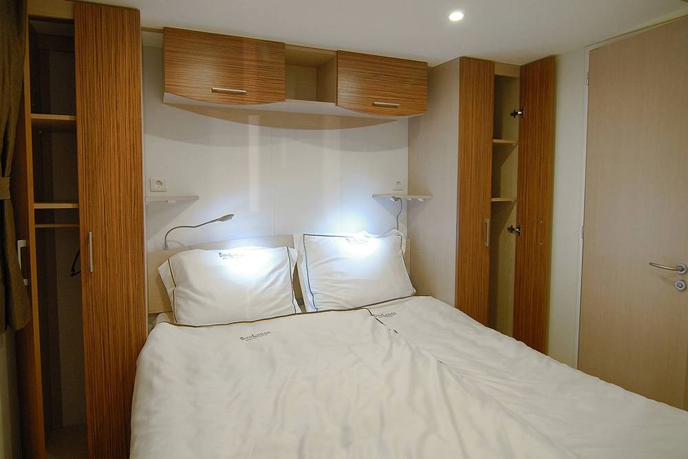 Glampingunterkunft: Hochwertige Möbel und Doppelbett - SunLodge Aspen von Suncamp auf Camping Resort Lanterna