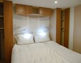 Glampingunterkunft: Hochwertige Möbel und Doppelbett - SunLodge Aspen von Suncamp auf Camping Resort Lanterna