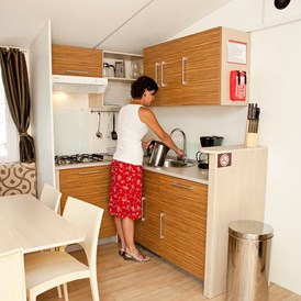 Glampingunterkunft: Küche mit Ausstattung - SunLodge Redwood von Suncamp auf Camping Resort Lanterna