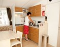 Glampingunterkunft: Küche mit Ausstattung - SunLodge Redwood von Suncamp auf Camping Resort Lanterna