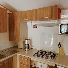 Glampingunterkunft: Küche mit guter Ausstattung - SunLodge Maple von Suncamp auf Campeggio Barco Reale