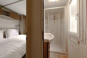 Glampingunterkunft: Badezimmer und Schlafzimmer - SunLodge Maple von Suncamp auf Campeggio Barco Reale