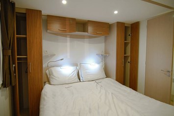Glampingunterkunft: Doppelbett - SunLodge Maple von Suncamp auf Campeggio Barco Reale