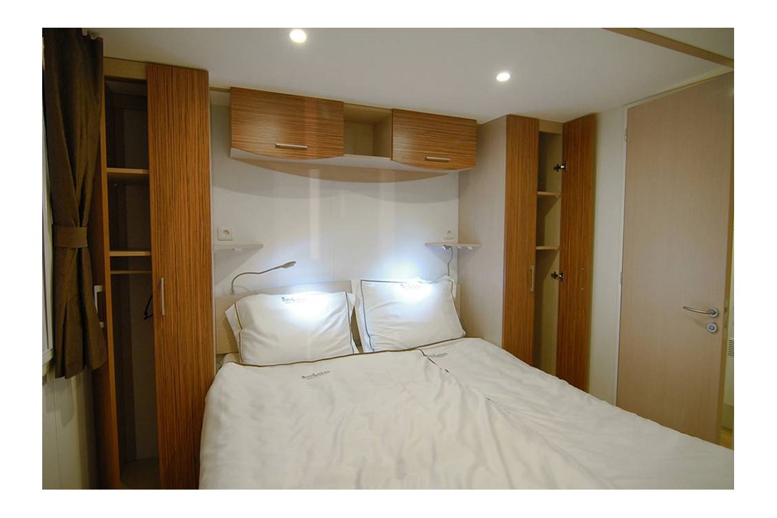Glampingunterkunft: Doppelbett - SunLodge Maple von Suncamp auf Campeggio Barco Reale