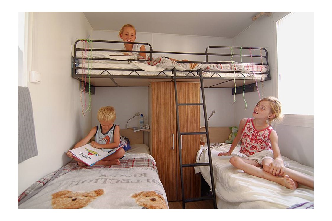 Glampingunterkunft: Kinderzimmer - SunLodge Maple von Suncamp auf Campeggio Barco Reale
