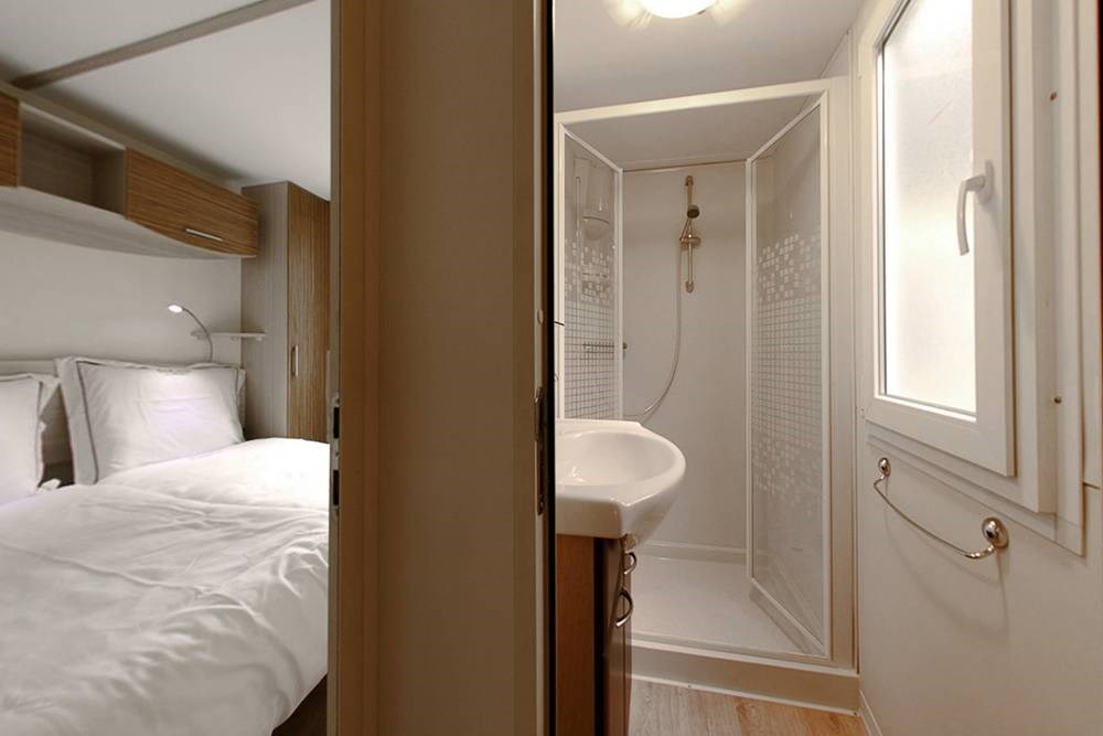 Glampingunterkunft: Badezimmer und Schlafzimmer - SunLodge Maple von Suncamp auf Camping Bella Italia