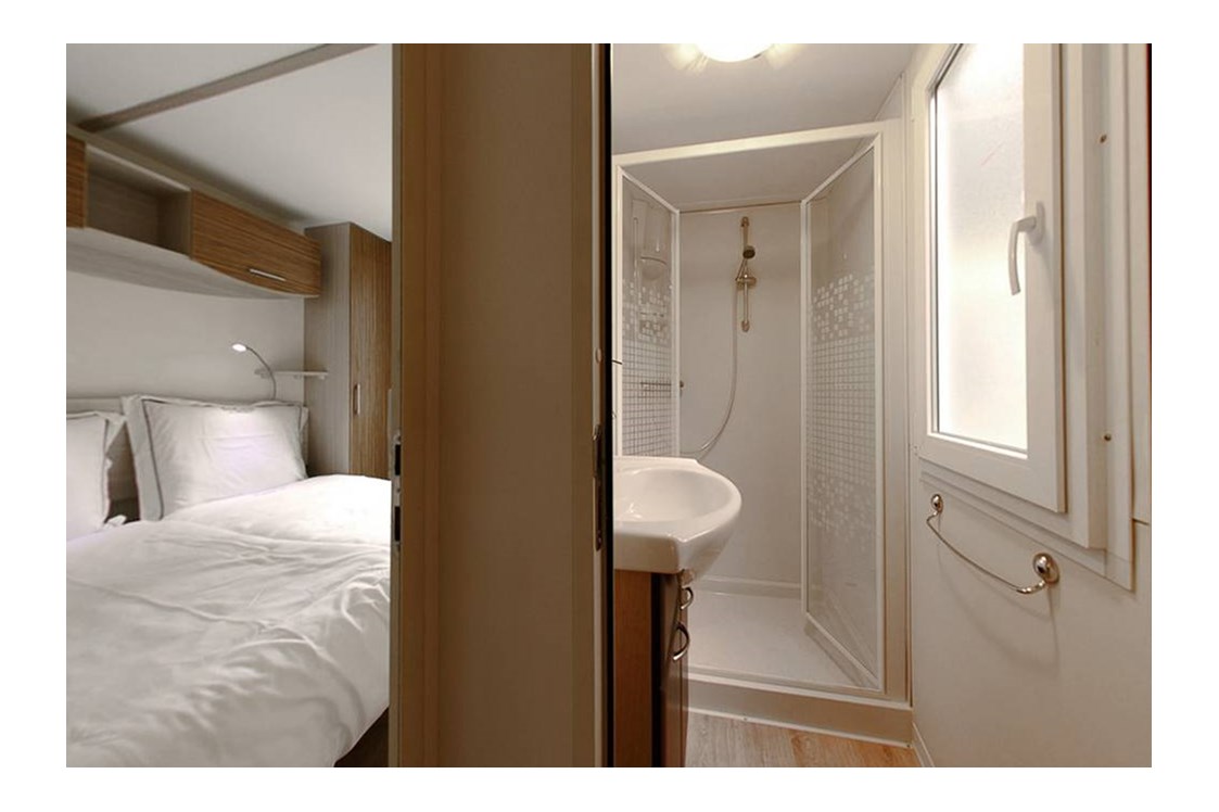 Glampingunterkunft: Badezimmer und Schlafzimmer - SunLodge Maple von Suncamp auf Camping Village Marina di Venezia