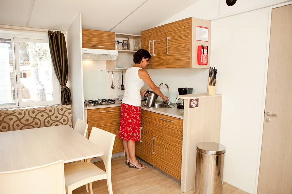 Glampingunterkunft: Küche mit Ausstattung - SunLodge Redwood von Suncamp auf Camping Village - Park Albatros