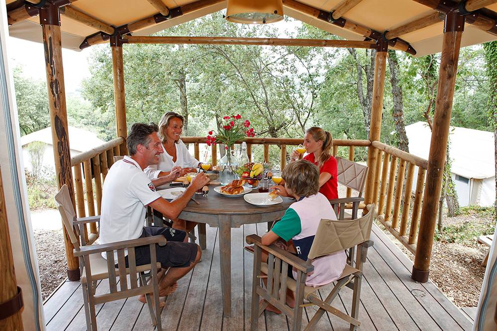 Glampingunterkunft: Frühstück auf der Veranda - SunLodge Jungle von Suncamp auf Union Lido