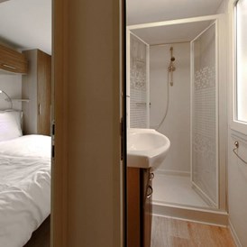 Glampingunterkunft: Schlafzimmer und Badezimmer - SunLodge Aspen von Suncamp auf Union Lido