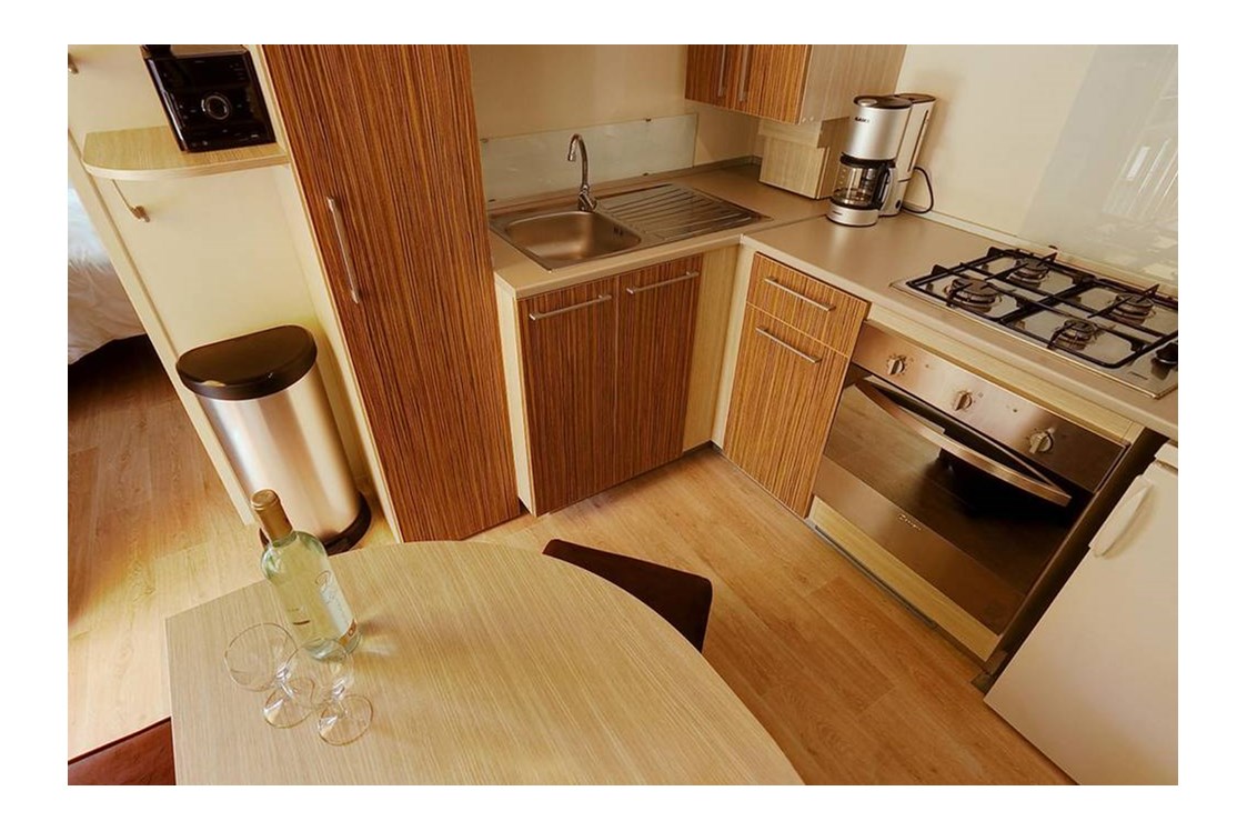 Glampingunterkunft: Küche mit Esstisch - SunLodge Maple von Suncamp auf Union Lido