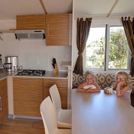 Glampingunterkunft: Küche mit Eckbank - SunLodge Aspen von Suncamp auf Camping Family Park Altomincio
