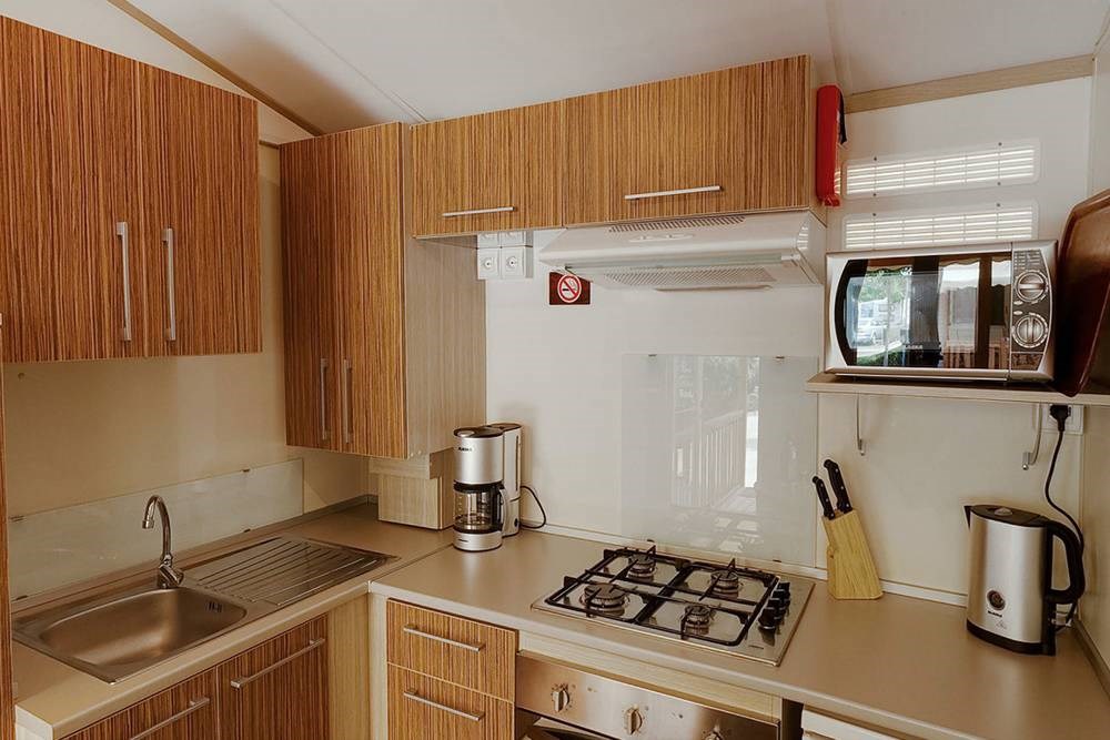 Glampingunterkunft: Küche mit guter Ausstattung - SunLodge Maple von Suncamp auf Camping Family Park Altomincio
