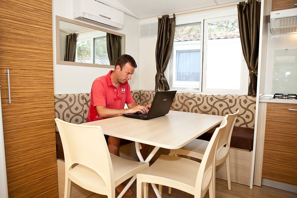 Glampingunterkunft: Essbereich - SunLodge Redwood von Suncamp auf Camping Cisano