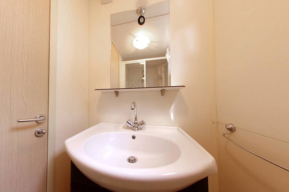 Glampingunterkunft: Badezimmer - SunLodge Redwood von Suncamp auf Camping Cisano