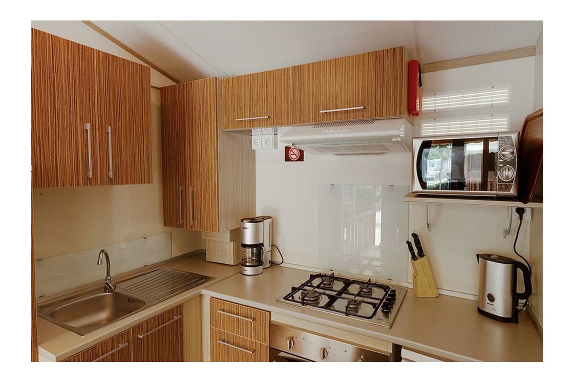 Glampingunterkunft: Küche mit guter Ausstattung - SunLodge Maple von Suncamp auf Camping Cisano