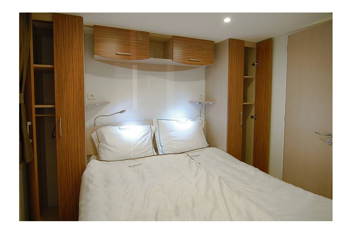 Glampingunterkunft: Hochwertige Möbel und Doppelbett - SunLodge Aspen von Suncamp auf Camping Resort Krk
