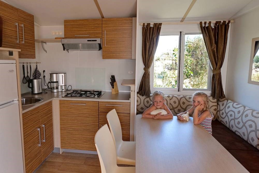 Glampingunterkunft: Küche mit Eckbank - SunLodge Aspen von Suncamp auf Camping Resort Krk