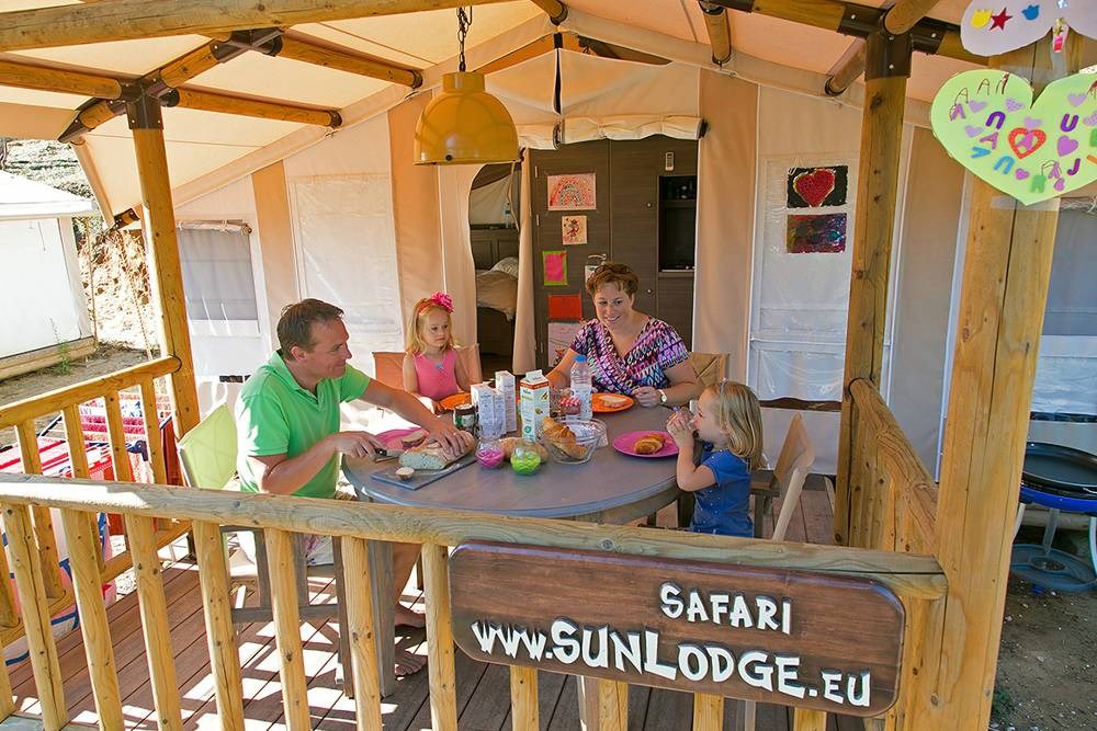 Glampingunterkunft: Veranda - SunLodge Safari von Suncamp auf Solaris Camping Beach Resort