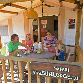 Glampingunterkunft: Veranda - SunLodge Safari von Suncamp auf Solaris Camping Beach Resort