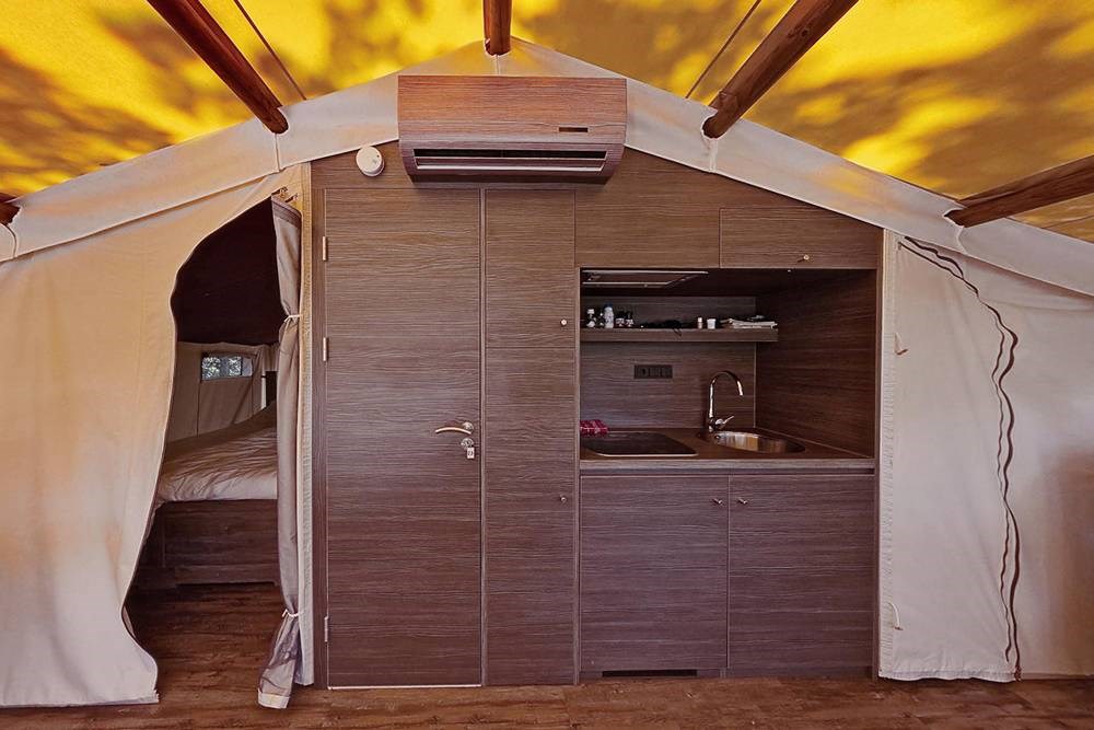 Glampingunterkunft: Innenansicht - SunLodge Safari von Suncamp auf Solaris Camping Beach Resort