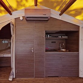 Glampingunterkunft: Innenansicht - SunLodge Safari von Suncamp auf Solaris Camping Beach Resort