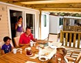 Glampingunterkunft: Aspen Mobilheim mit Veranda - SunLodge Aspen von Suncamp auf Solaris Camping Beach Resort