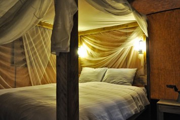 Glampingunterkunft: gemütliches Doppelbett - SunLodge Bintulu von Suncamp auf Camping Village Poljana