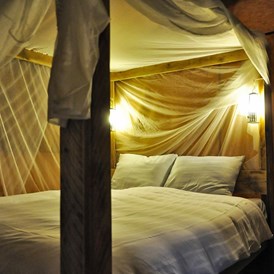 Glampingunterkunft: gemütliches Doppelbett - SunLodge Bintulu von Suncamp auf Camping Village Poljana