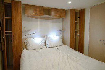 Glampingunterkunft: Hochwertige Möbel und Doppelbett - Mobilheime von Suncamp auf Camping Belvedere