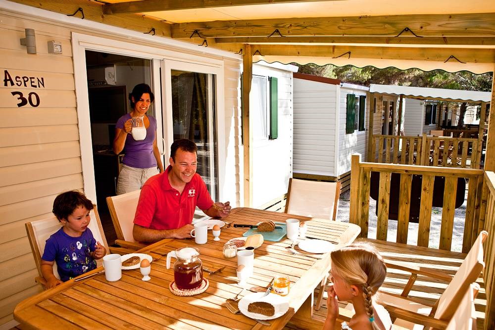 Glampingunterkunft: Aspen Mobilheim mit Veranda - SunLodge Aspen von Suncamp auf Zaton Holiday Resort