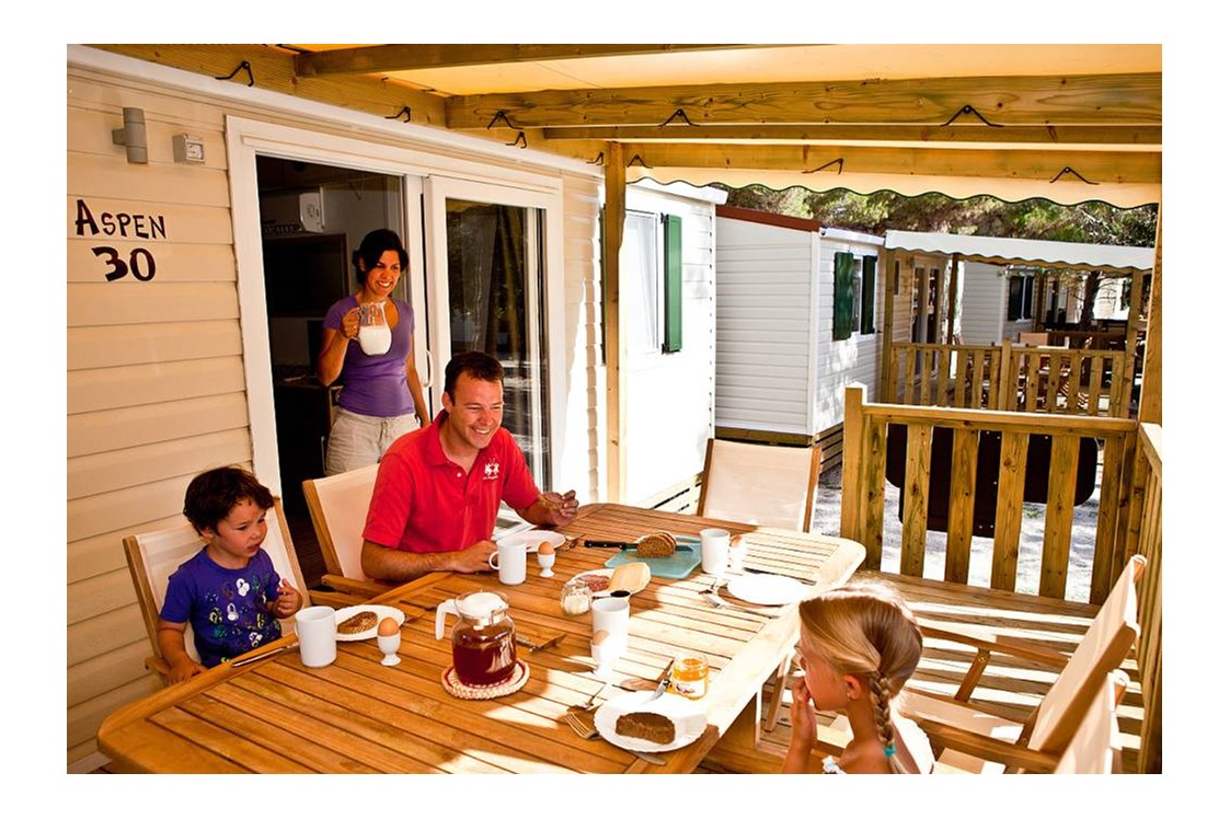 Glampingunterkunft: Aspen Mobilheim mit Veranda - SunLodge Aspen von Suncamp auf Zaton Holiday Resort