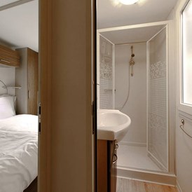 Glampingunterkunft: Badezimmer und Schlafzimmer - SunLodge Maple von Suncamp auf Camping Bella Austria