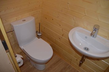 Glampingunterkunft: Bad mit WC und Waschbecken - Glamping-Pod Waldemar am Wurlsee - Naturcampingpark Rehberge