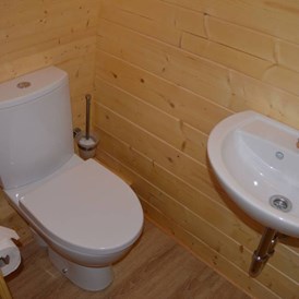 Glampingunterkunft: Bad mit WC und Waschbecken - Glamping-Pod Waldemar am Wurlsee - Naturcampingpark Rehberge