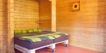 Luxuscamping - Doppelbett (160 x 200) - Ferienhaus Rosalie am Wurlsee - Naturcampingpark Rehberge