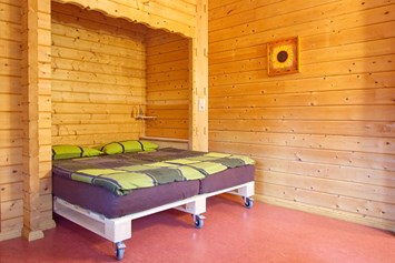 Glampingunterkunft: Doppelbett (160 x 200) - Ferienhaus Rosalie am Wurlsee - Naturcampingpark Rehberge