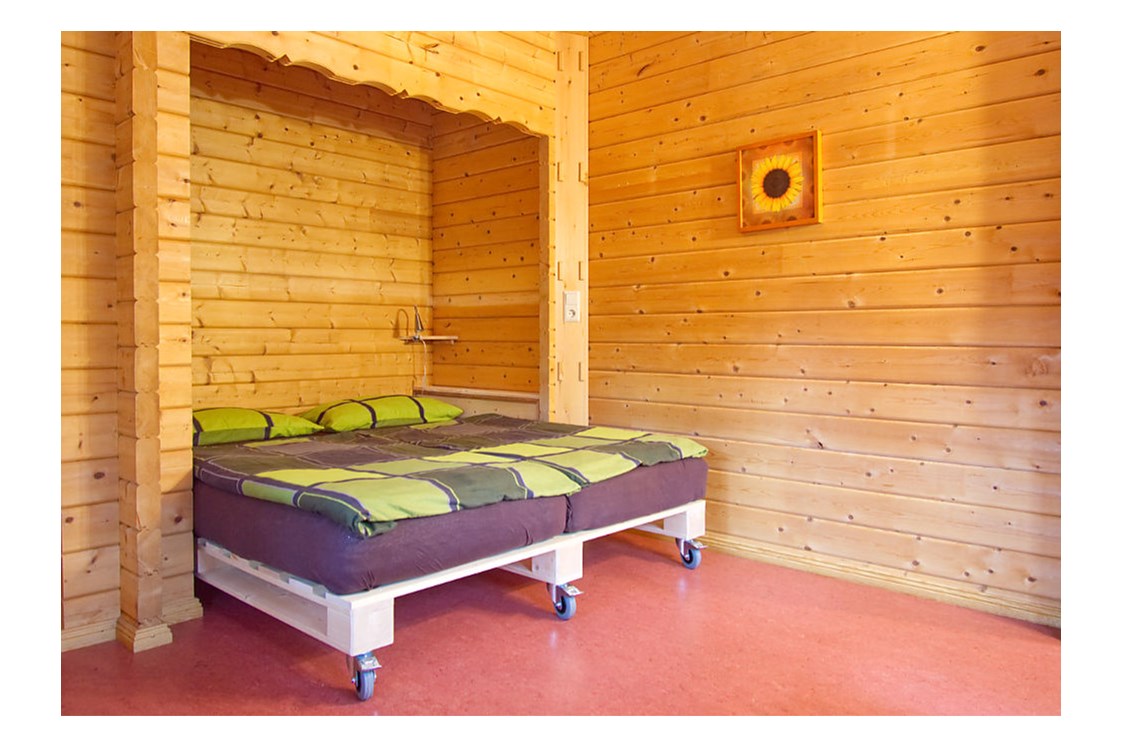 Glampingunterkunft: Doppelbett (160 x 200) - Ferienhaus Rosalie am Wurlsee - Naturcampingpark Rehberge