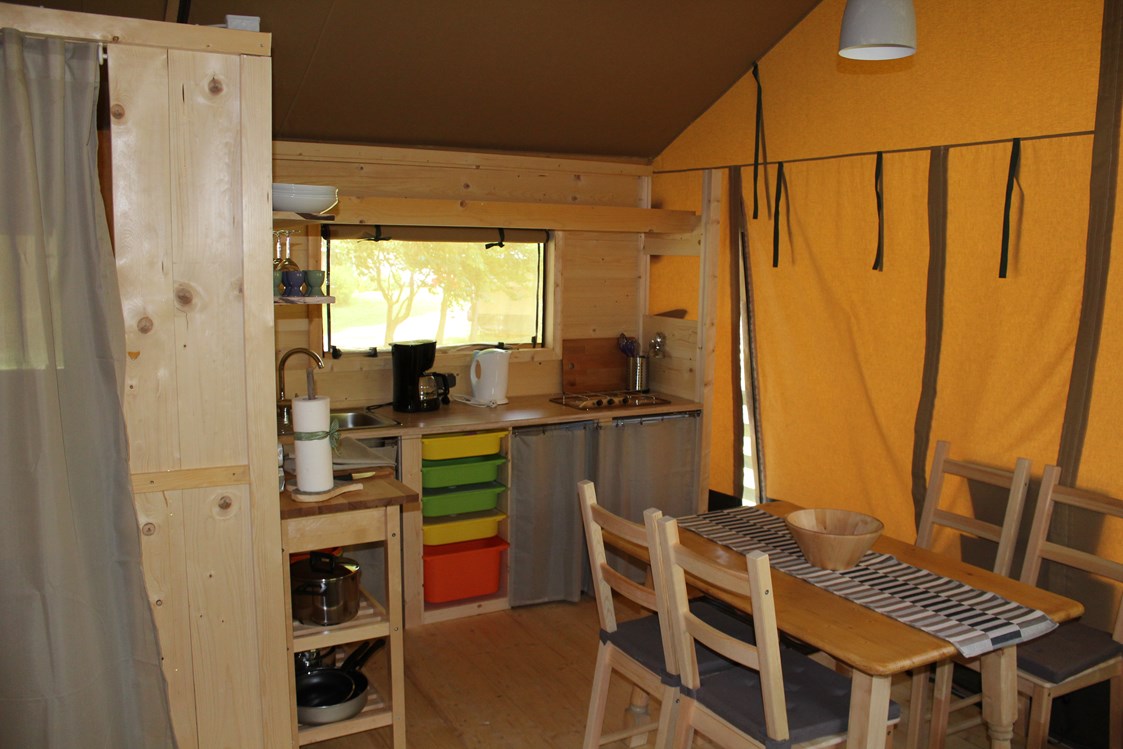 Glampingunterkunft: Zeltlodges 5x7 m Kochstelle mit Essplatz - Zelt Lodges Campingplatz Ammertal