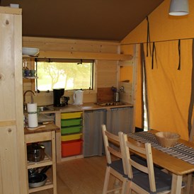 Glampingunterkunft: Zeltlodges 5x7 m Kochstelle mit Essplatz - Zelt Lodges Campingplatz Ammertal
