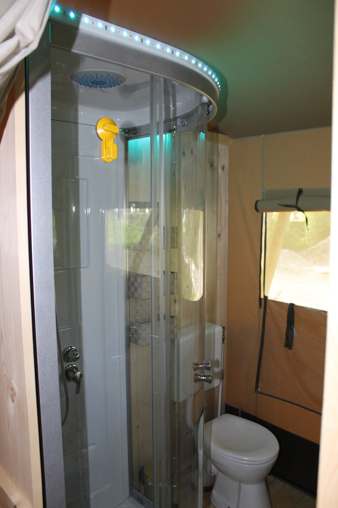 Glampingunterkunft: Zeltlodges 5x7 m Bad mit Dusche WC u. Waschplatz - Zelt Lodges Campingplatz Ammertal