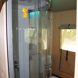 Glampingunterkunft: Zeltlodges 5x7 m Bad mit Dusche WC u. Waschplatz - Zelt Lodges Campingplatz Ammertal